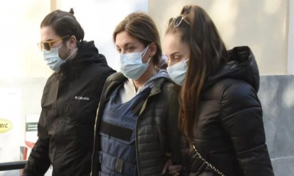 Χαλάνδρι: Έφτασε στην Ευελπίδων η 49χρονη εικαστικός – «Ο πραγματικός εγκληματίας είναι ο οφθαλμίατρος» φώναζε